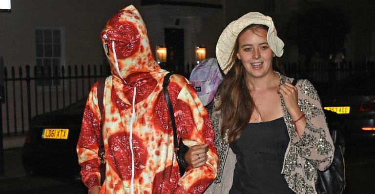 Modelo Cara Delevingne usa macacão de pizza para se esconder de paparazzi
