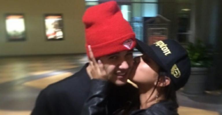 Justin Bieber publica foto com Selena Gomez no colo
