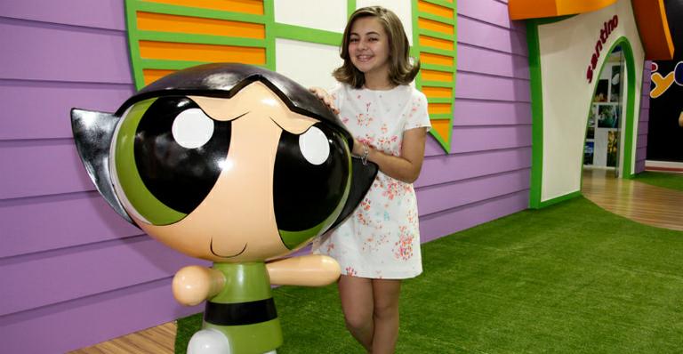 Klara Castanho exibe novo visual ao participar de feira escolar em São Paulo