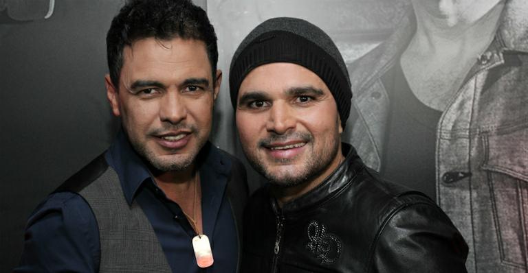 Zezé Di Camargo aparece com sunga de oncinha em foto antiga com Chitãozinho