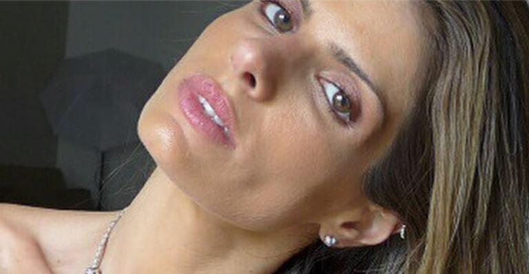 Magérrima, Carol Magalhães posta foto na web e divide opiniões