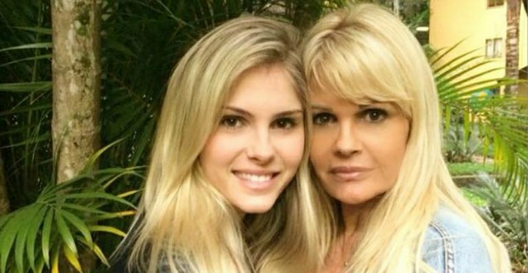 Monique Evans recebe a visita da filha, Bárbara, em clínica e diz: “Preciso de você para viver”