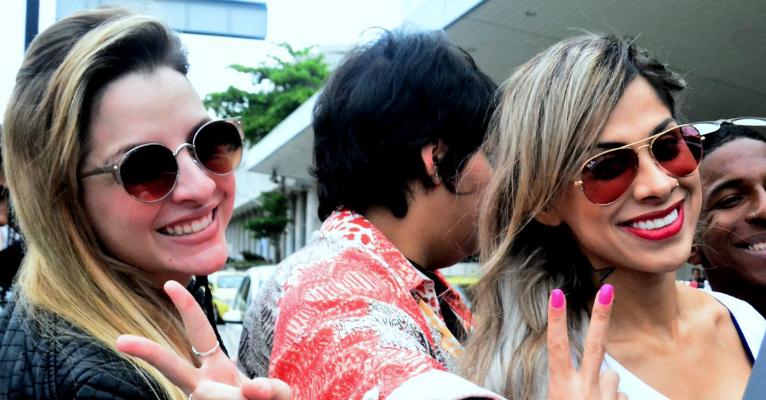 Após brigas, Clara e Vanessa viajam juntas pro Rio e fazem sucesso com fãs