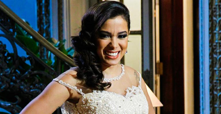 Anitta aparece sem maquiagem em foto na orla da praia