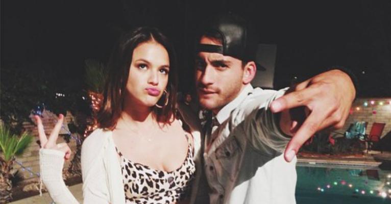 Bruna Marquezine posa com colega de filme nos EUA e mostra boa forma
