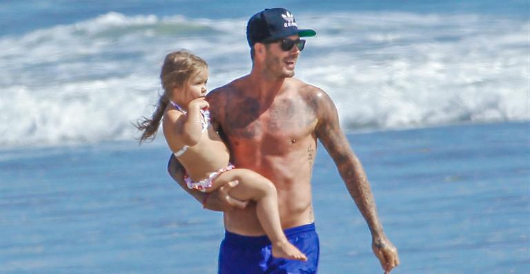 David Beckham brinca com a filha, Harper Seven, em praia de Malibu