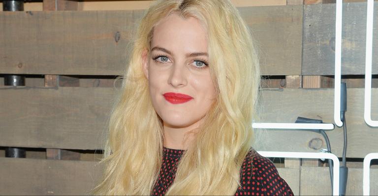 Neta de Elvis Presley, Riley Keough anuncia noivado pelo Facebook