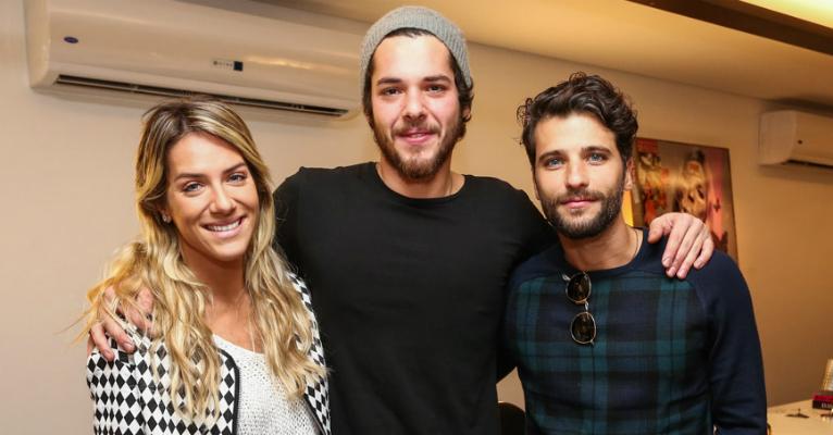 Bruno Gagliasso e Giovanna Ewbank prestigiam exposição do irmão da atriz