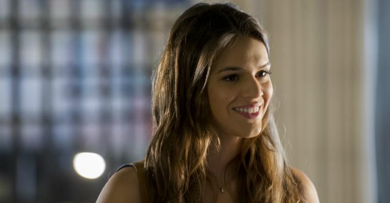 Solteira, Bruna Marquezine filosofa nas redes sociais sobre felicidade