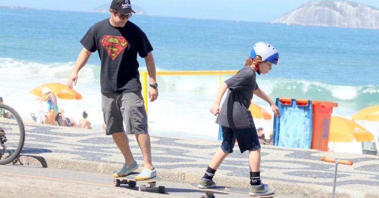 Aos 43 anos, Murilo Benício anda de skate com o filho Pietro no Rio