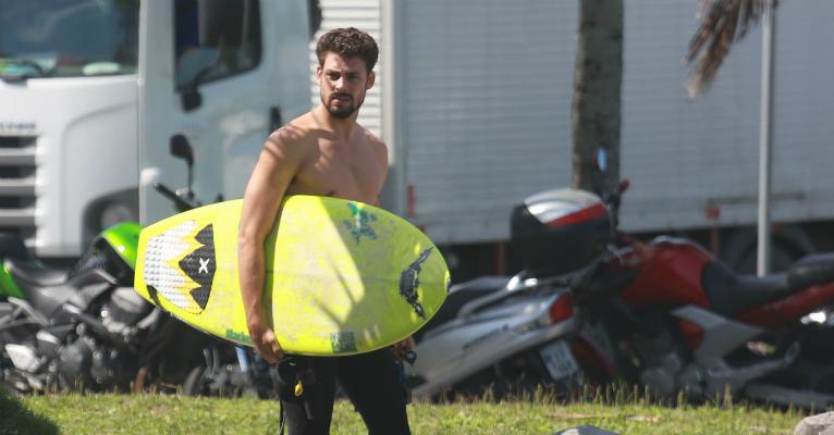 De férias, Cauã Reymond surfa em praia no Rio e exibe ótima forma