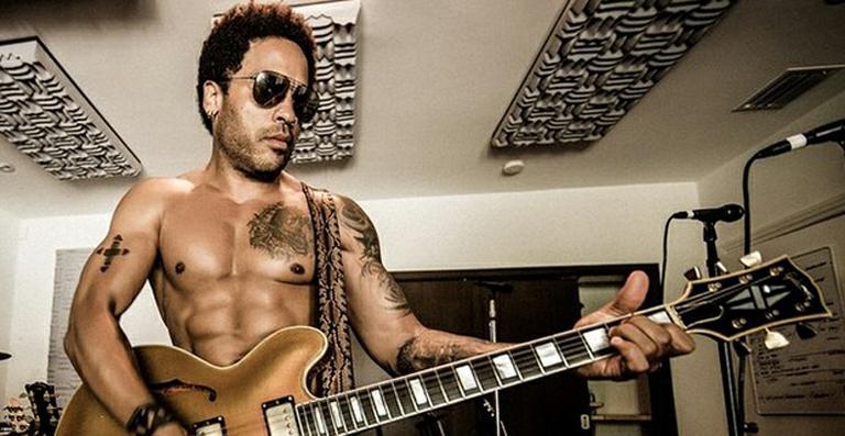 Aos 50 anos, Lenny Kravitz exibe o físico sarado em ensaio