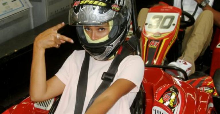 Beyoncé e Jay-Z levam a filha Blue Ivy para passear em pista de kart