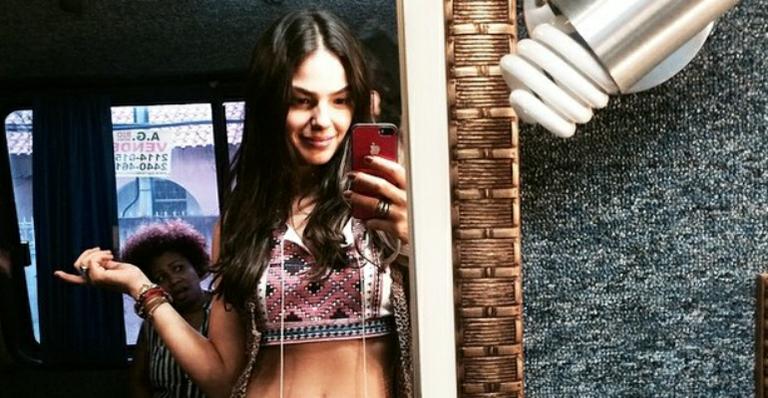 Isis Valverde mostra figurino de ‘Boogie Oogie’ e deixa barriga sarada à mostra