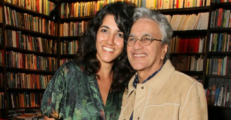 Caetano Veloso prestigia lançamento de livro de Antonia Pellegrino no Rio