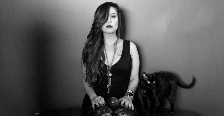 Cantora Pitty lança biografia em fotos