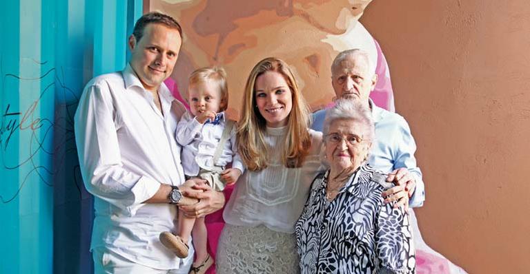 Bruna Di Tullio batiza o filho ao lado do marido e com presença da família