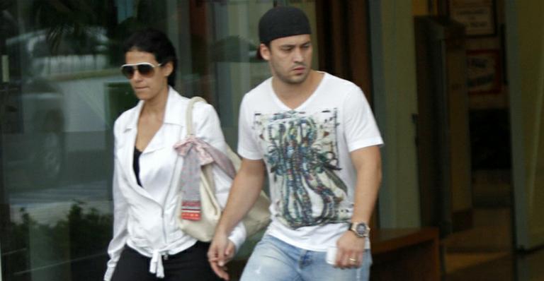 Rodrigo Andrade e Joyce Alvares trocam beijos durante passeio em shopping