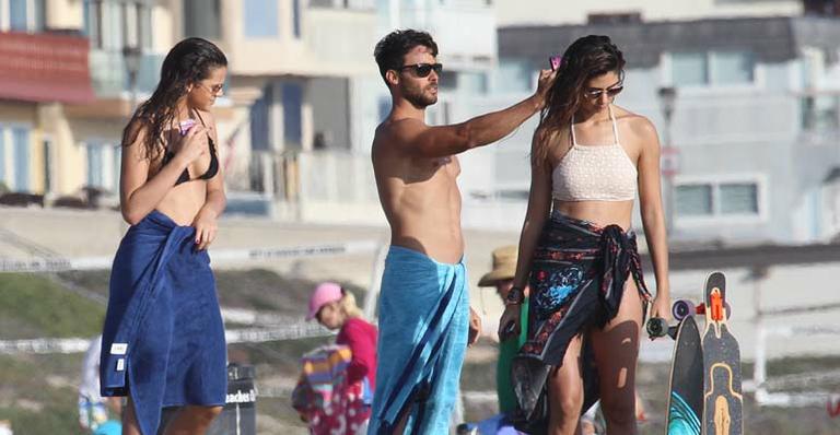 Recém-separada, Bruna Marquezine se diverte com amigos em Los Angeles