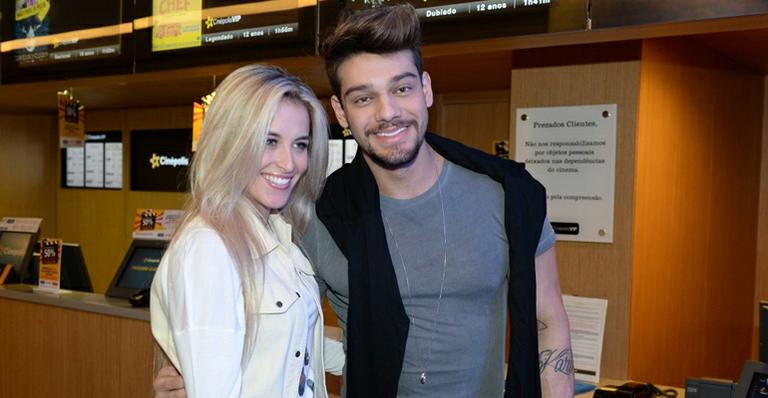 Lucas Lucco vai ao cinema acompanhado de loira