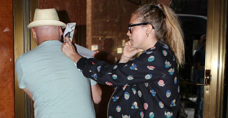 Irritada, modelo Cara Delevingne agride fotógrafo nos EUA