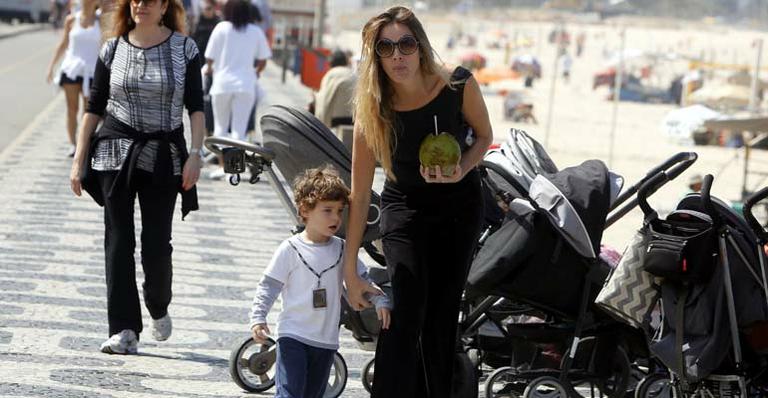 Letícia Birkheuer brinca com o filho, João Guilherme, na praia