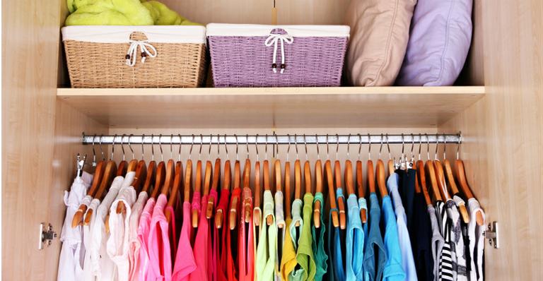 Veja cinco dicas para manter o guarda-roupa organizado, limpo e livre de mofo