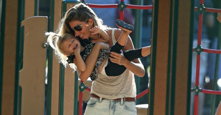 Gisele Bündchen se diverte com os filhos em parque nos EUA