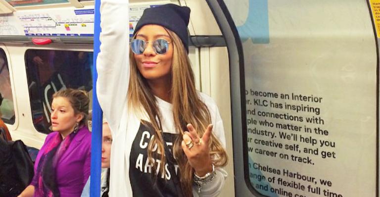 Rafaella Santos pega metrô para ir à faculdade em Londres: ‘Experiência linda’