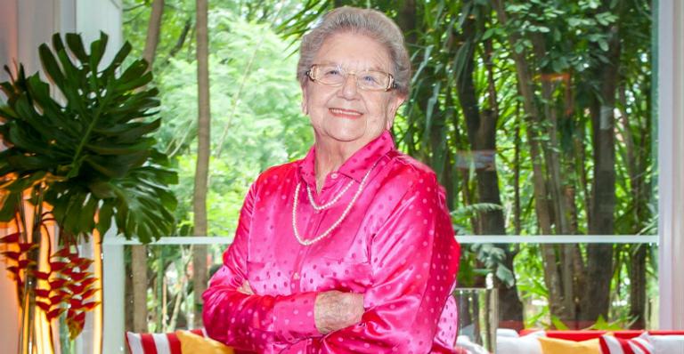 Palmirinha aceita desafio de Chay Suede e toma banho de gelo