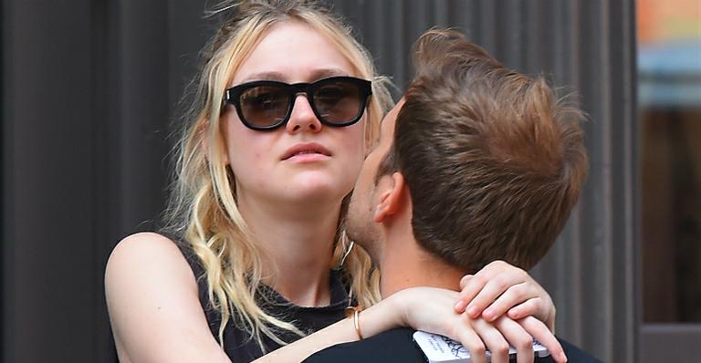 Dakota Fanning troca carinhos com o namorado em Nova York