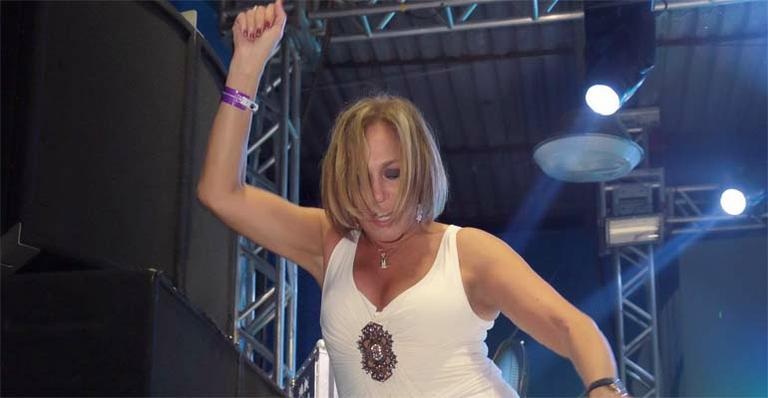 Susana Vieira estreia novo corte de cabelo no Baile da Favorita, no Rio
