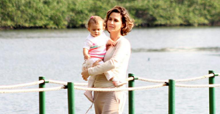 Guilhermina Guinle brinca com a filha na Lagoa Rodrigo de Freitas