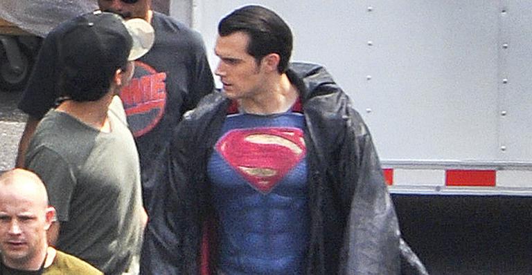 Henry Cavill aparece com o figurino completo de Superman