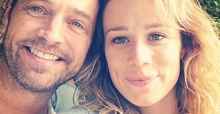 Mariana Ximenes mostra selfie com Jason Priestley nos bastidores de filme