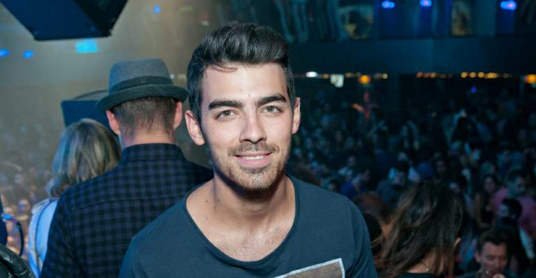 Joe Jonas, do Jonas Brothers, curte show de Lucas Lucco em São Paulo