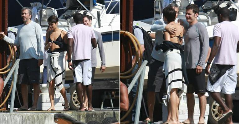 Sophie Charlotte e Daniel de Oliveira gravam cena de O Rebu em barco na praia