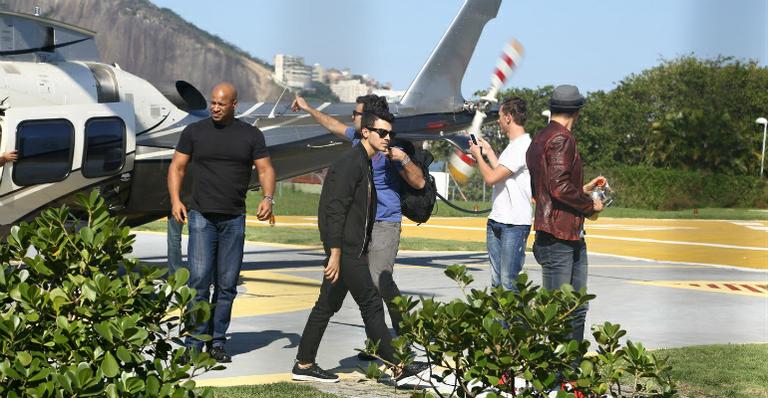 Após evento em SP, Joe Jonas desembarca no Rio de Janeiro de helicóptero