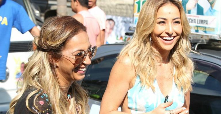 Sabrina Sato e Valesca Popozuda visitam a comunidade da Rocinha