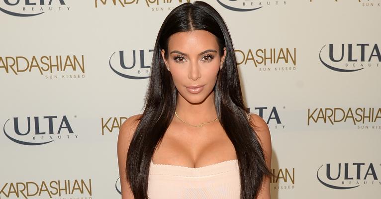 Kim Kardashian publica foto com cintura fina e afirma: ‘Sem photoshop’