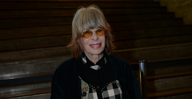 Com os cabelos grisalhos, Rita Lee é aplaudida em teatro