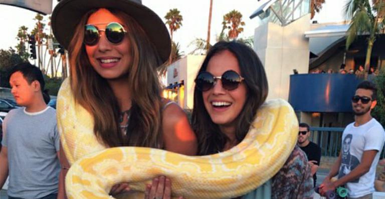 Bruna Marquezine e Stéphannie Oliveira posam com cobra: ‘Morrendo de medo’