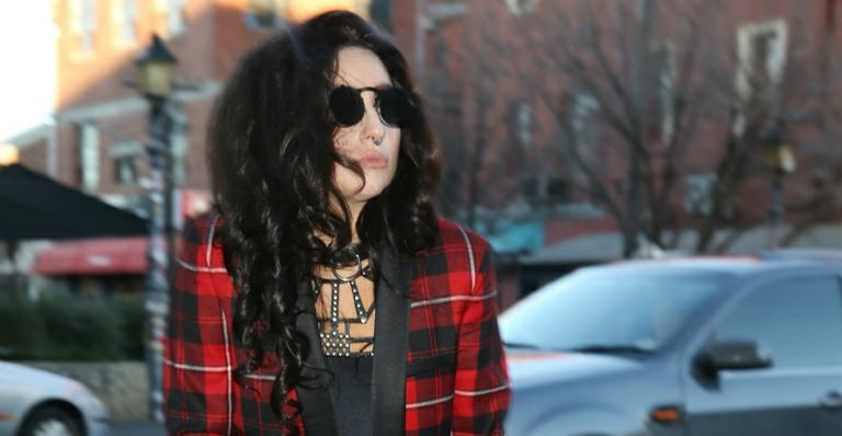 Lady Gaga deixa bumbum à mostra durante encontro com fãs