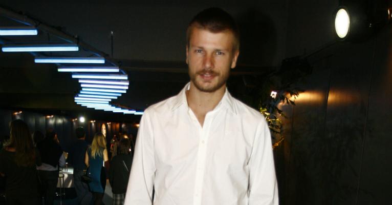 Rodrigo Hilbert lança livro de receitas e ensina paella vegetariana