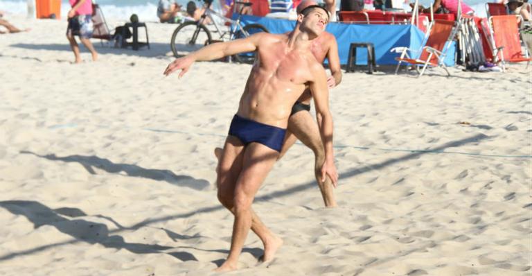 José Loreto joga futevôlei na praia da Barra da Tijuca, no Rio de Janeiro