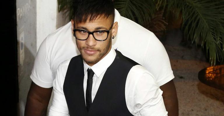 Neymar faz tatuagem na mão com a palavra ‘Love’