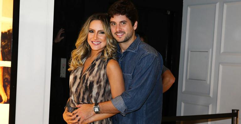 Com look decotado, Claudia Leitte brilha em evento