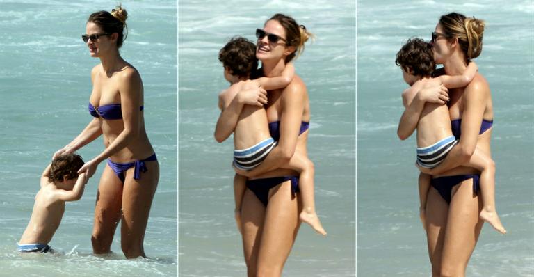 Letícia Birkheuer se diverte com o filho na praia do Leblon