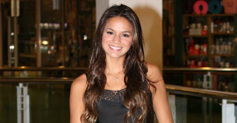 Bruna Marquezine solta a voz em vídeo com Manu Gavassi