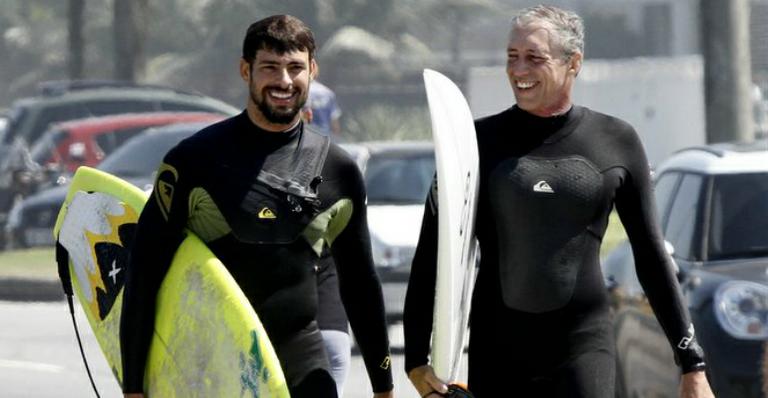 Cauã Reymond curte dia de surfe com o pai; veja o sábado dos famosos na praia